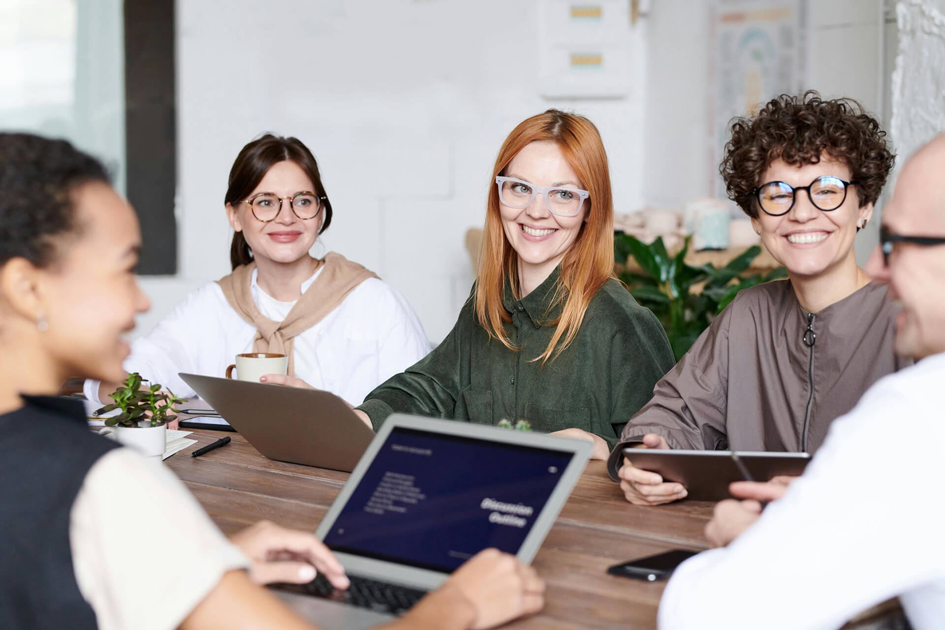 Trabajadores de una empresa de comunicaciones reunidos